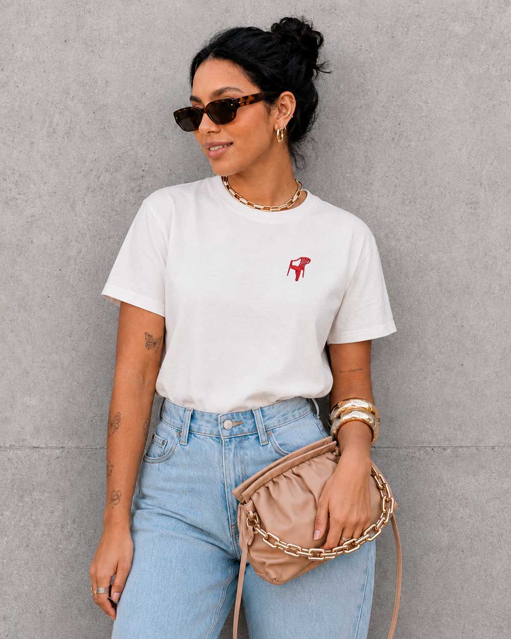 Camiseta Feminina Mini Bordado Cadeira de Bar