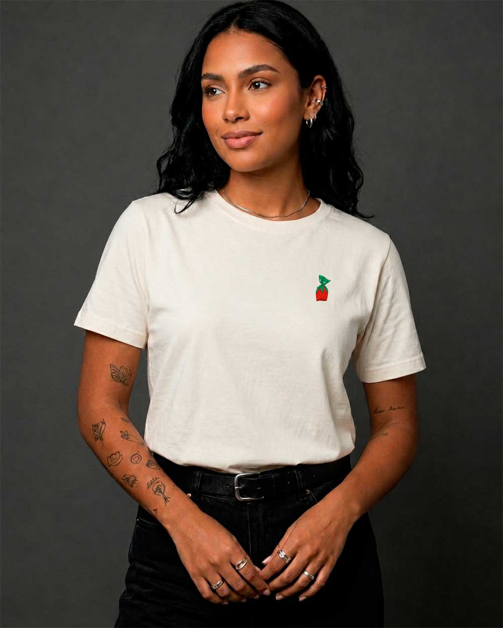 Camiseta Feminina Mini Bordado Bala de Morango